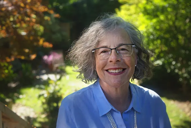 Audrey Miller, fondatrice d’Elder Caring Inc., à l’extérieur